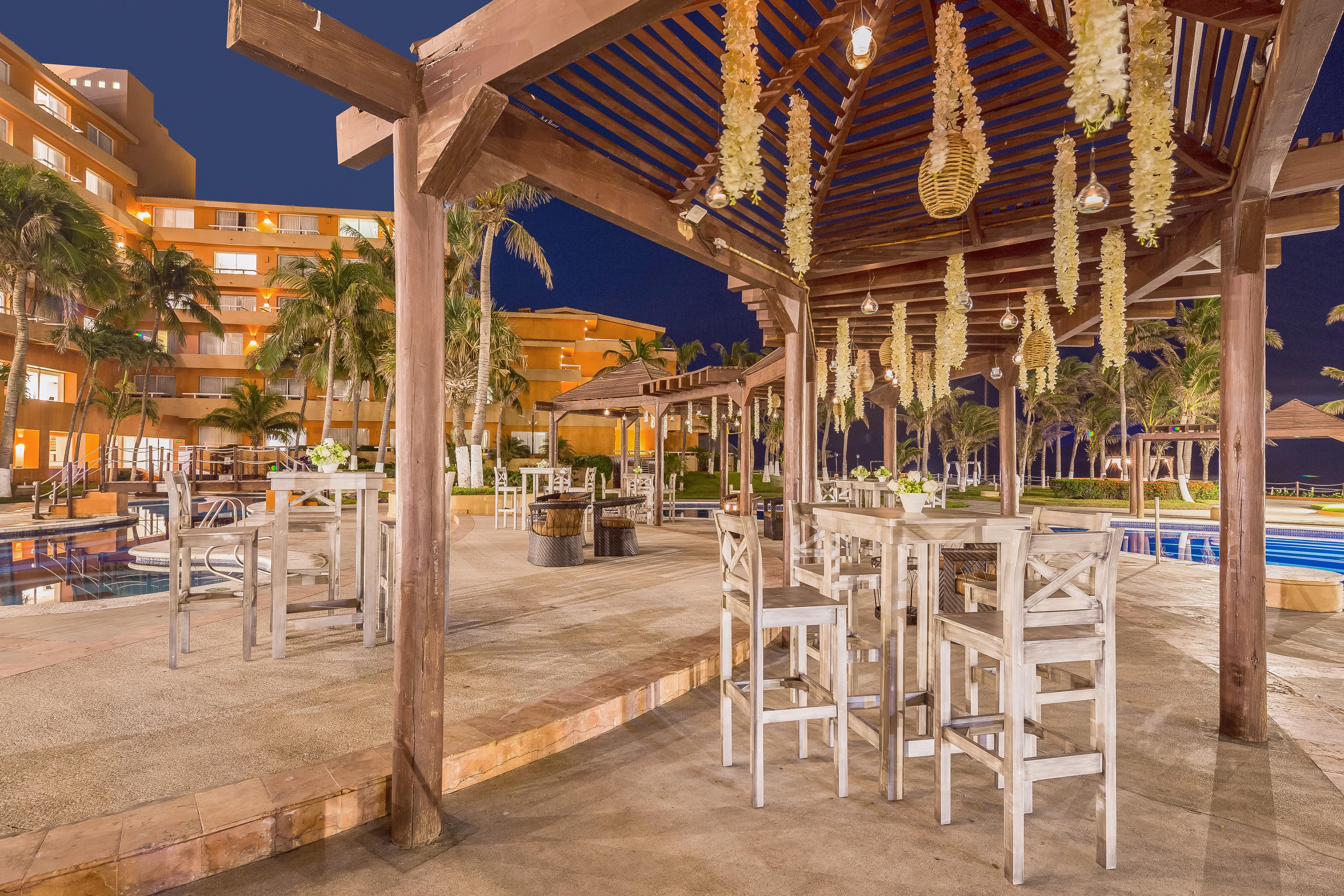 Grand Fiesta Americana Веракрус Екстер'єр фото The resort's main pool at night