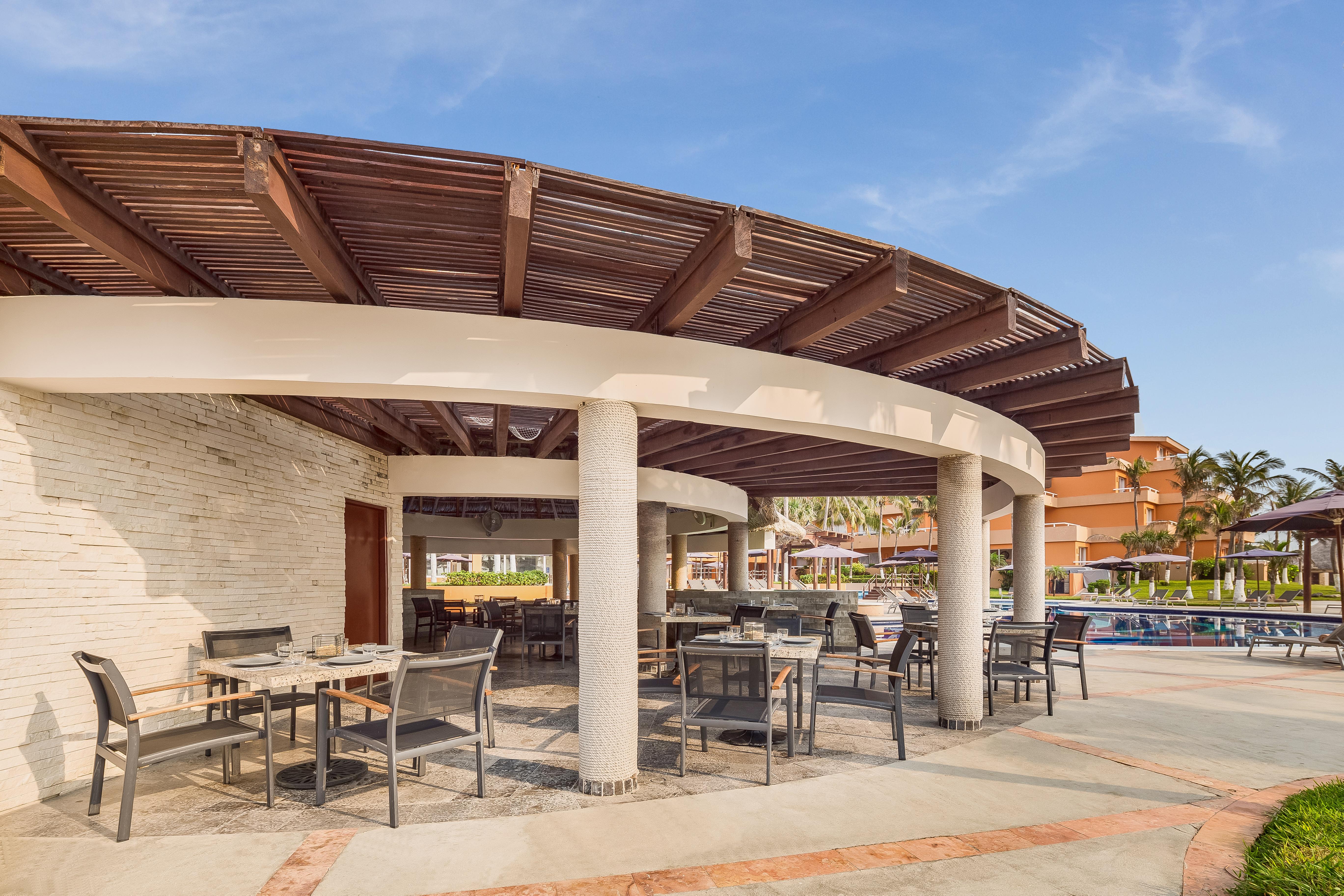 Grand Fiesta Americana Веракрус Екстер'єр фото The poolside bar at the Sheraton Vistana Resort