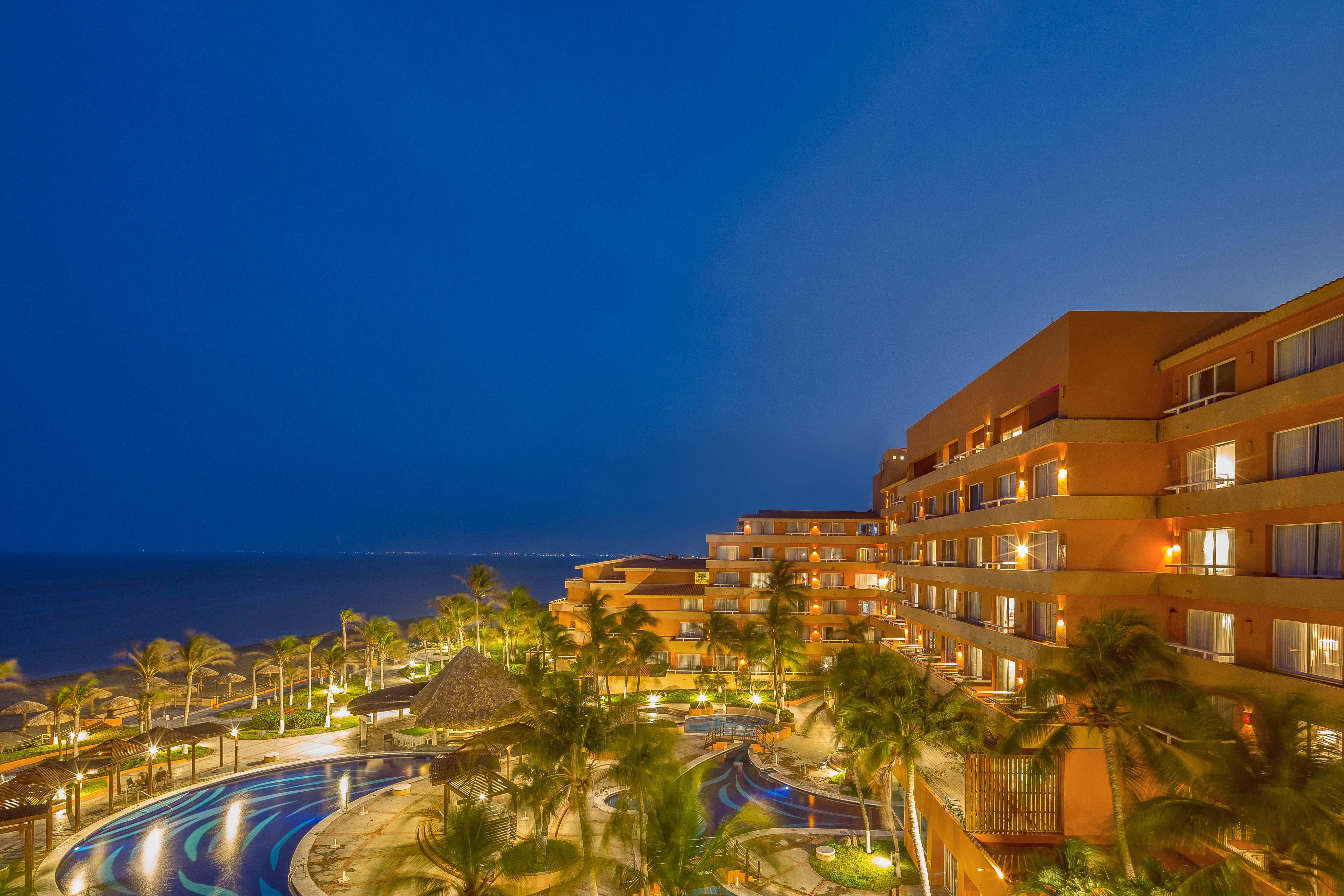 Grand Fiesta Americana Веракрус Екстер'єр фото The resort at night