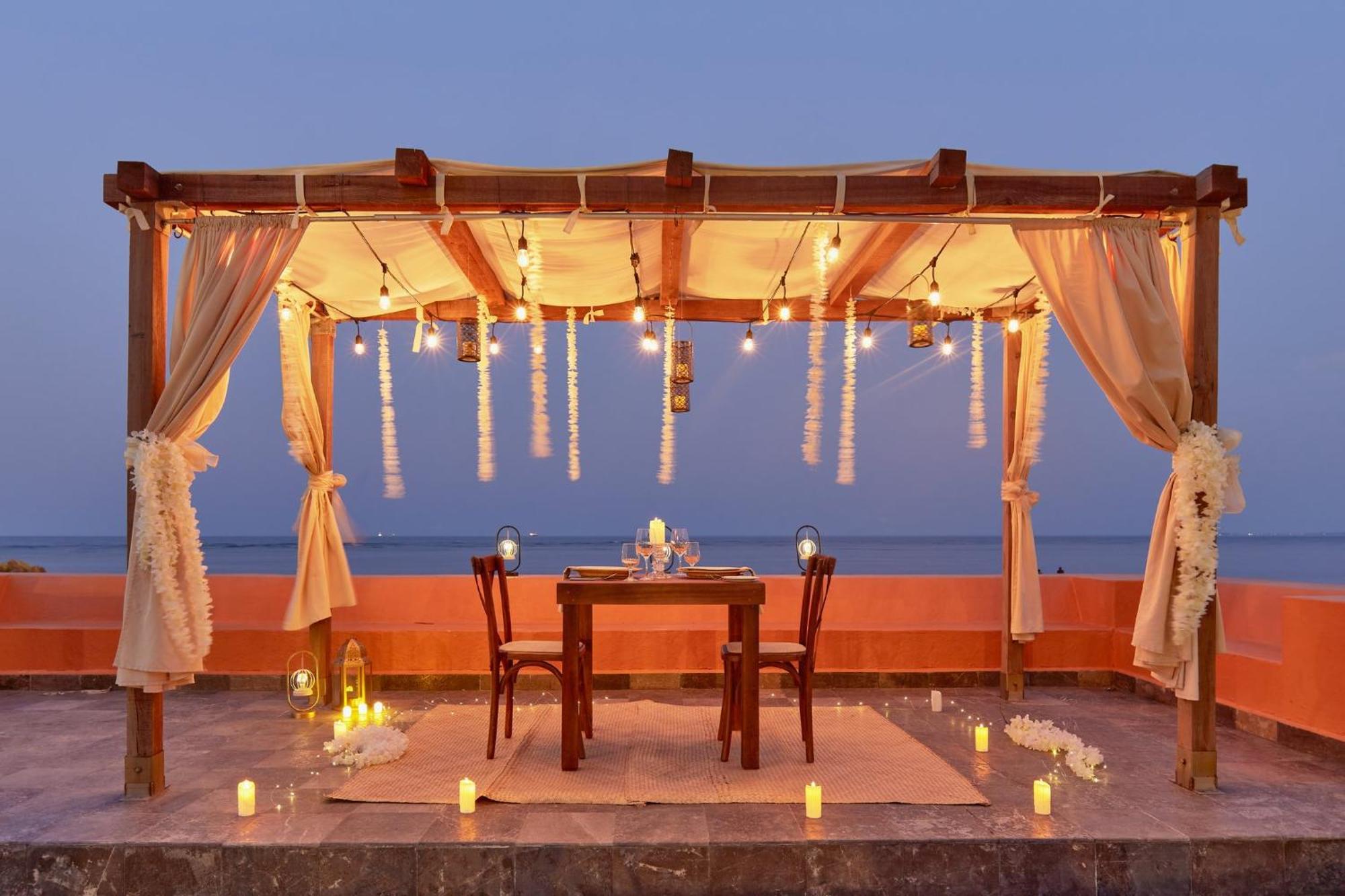 Grand Fiesta Americana Веракрус Екстер'єр фото A pergola with a table and chairs
